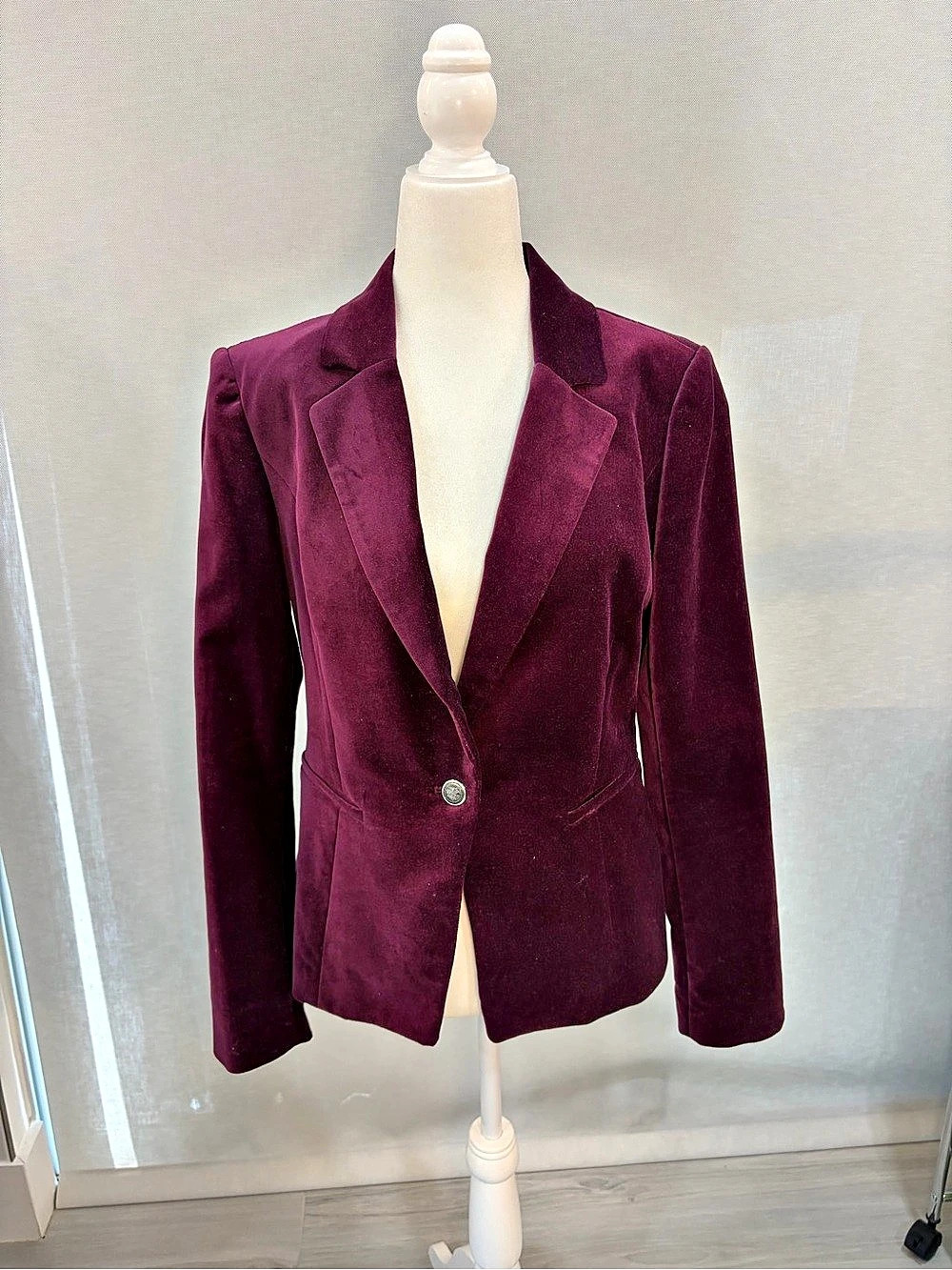 White House Black Market Velvet Blazer in Purple Size 6 Like New